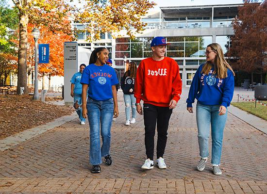 在线博彩 students walking outside on campus